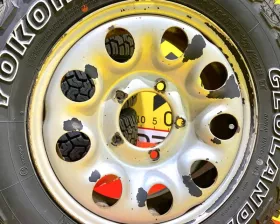 Колеса на дисках Suzuki 5x139.7 c шинами Yokohama 195/80R15